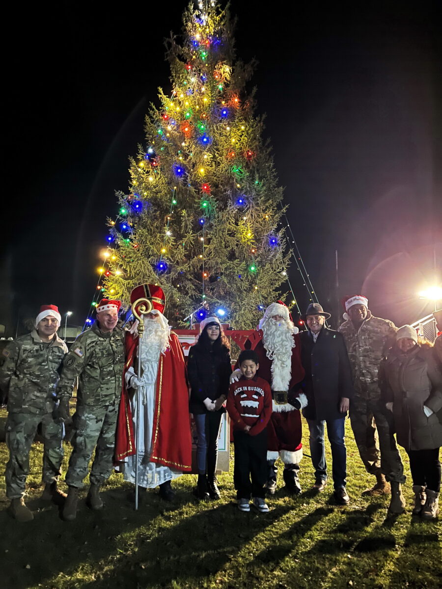Treelighting mit Santa und Nikolaus