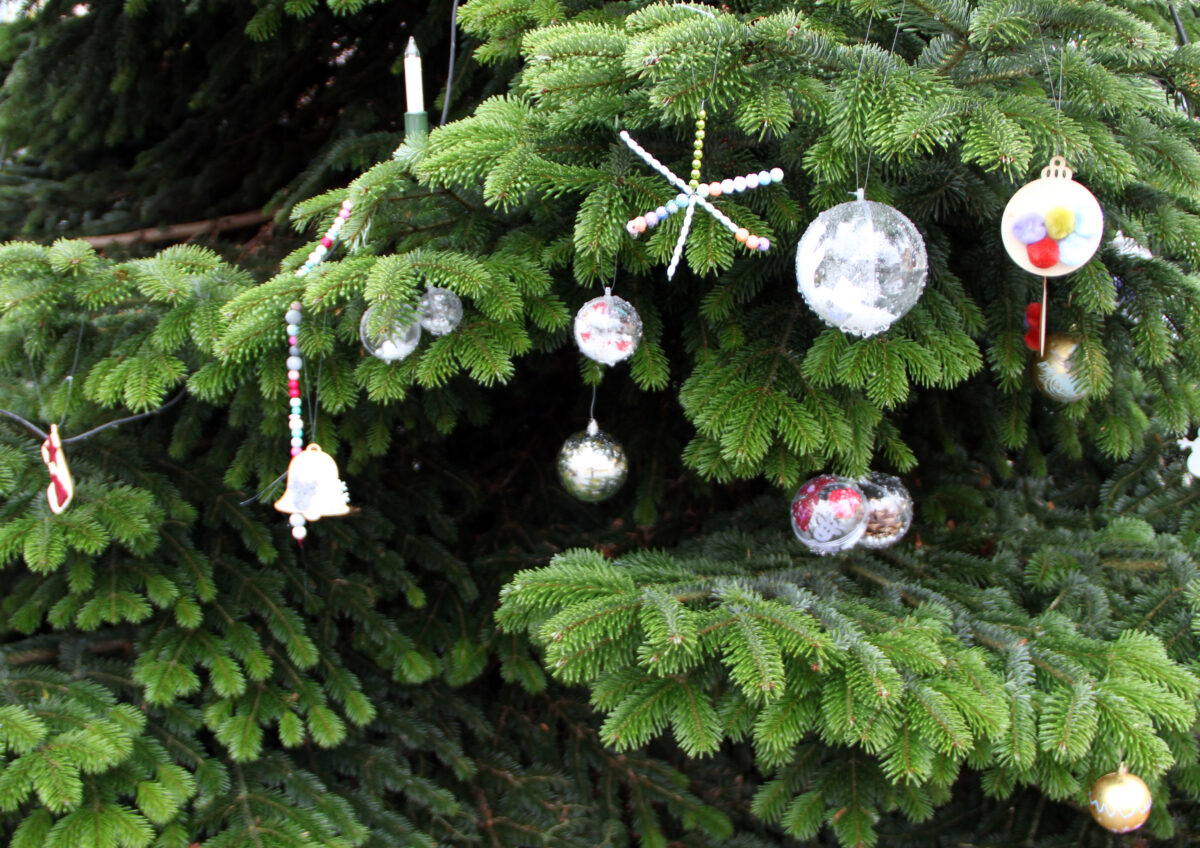 Kunstwerke von Kindern am Kirchenthumbacher Christbaum