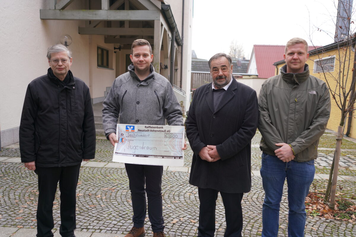 Spende: Alte Christbäume bringen Einrichtung für Jugendraum