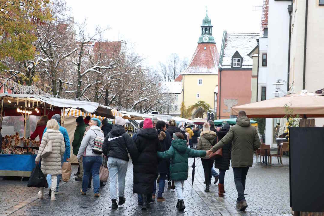 Einkaufen in stimmungsvoller Winteratmosphäre
