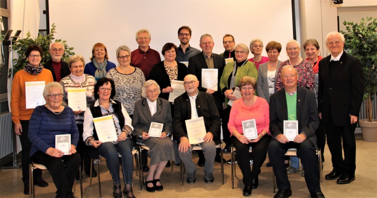 Kirchenchor ehrt Sängerinnen und Sänger