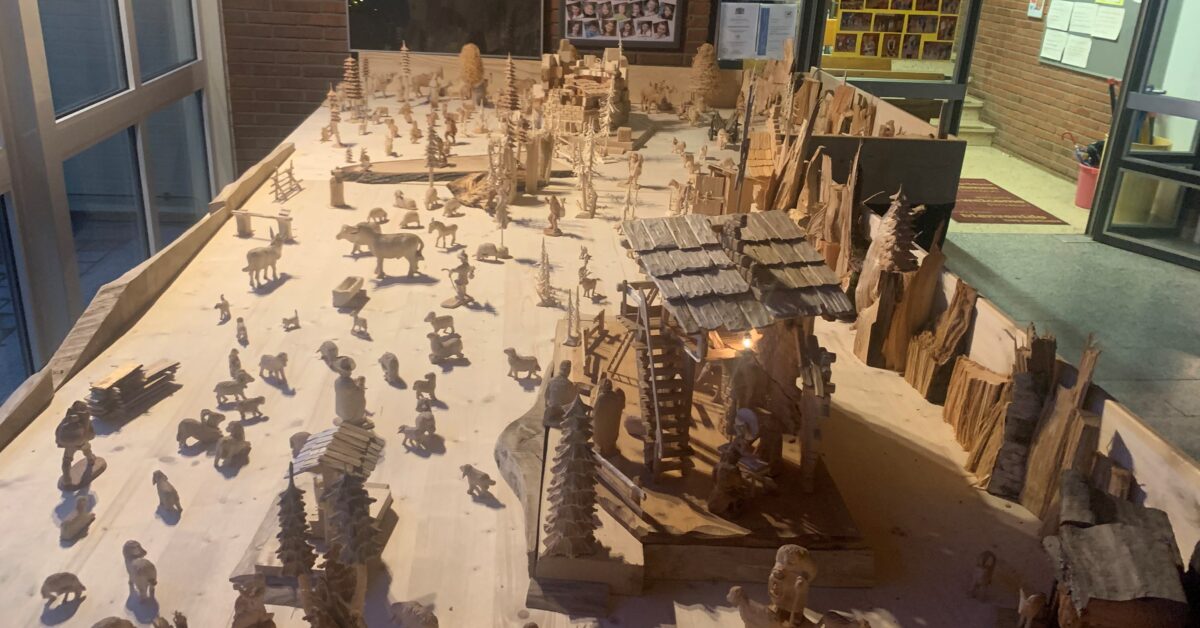 Holzkunstwerk feierlich an Gemeinde Püchersreuth übergeben