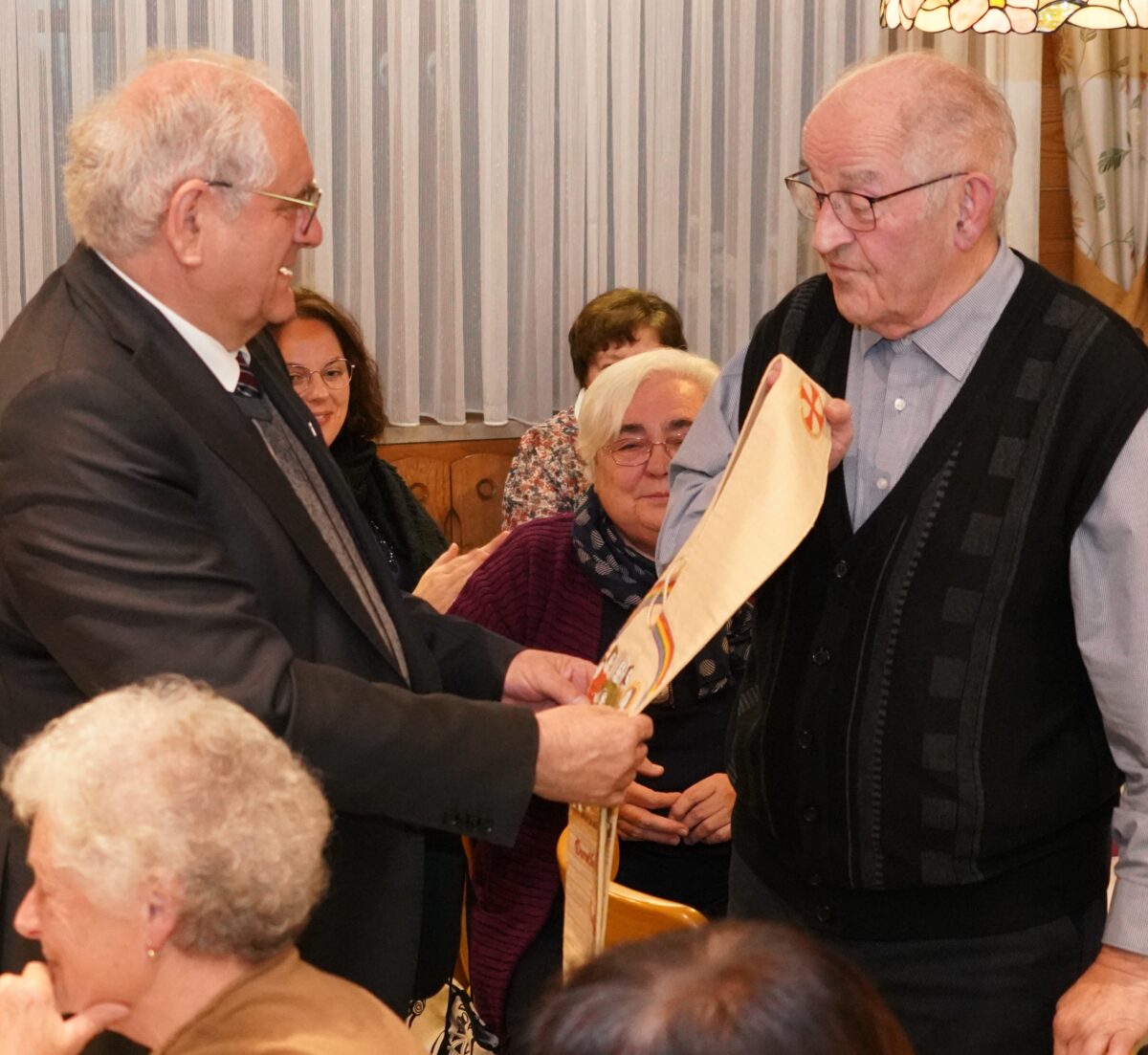 Kreisseelsorger Franz Winklmann übergibt Landvolk-Stola