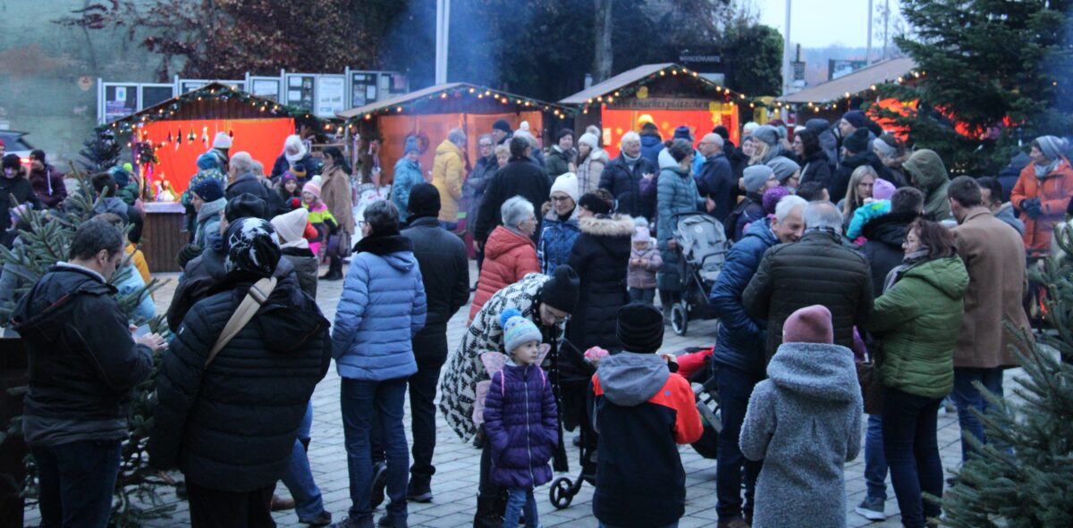 Weihnachtsmarkt der Musikschule lockt Besucher in Scharen an