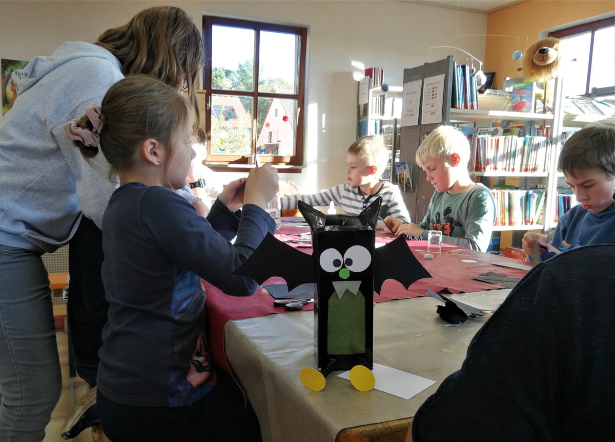 Fledermäuse aus Tetrapacks: So viel Spaß hatten die Kinder beim Laternen-Basteln