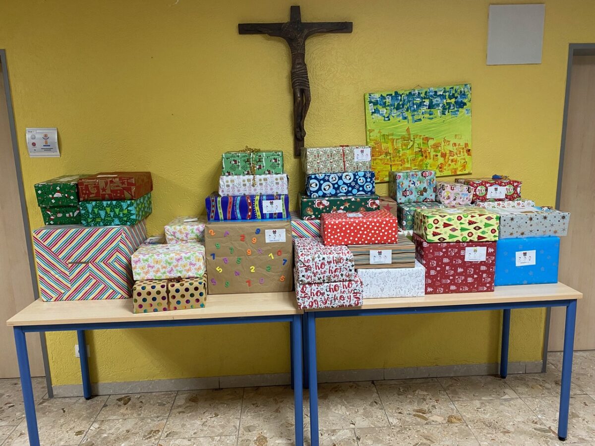 Tännesberger Grundschüler packen für den Weihnachtspäckchenkonvoi