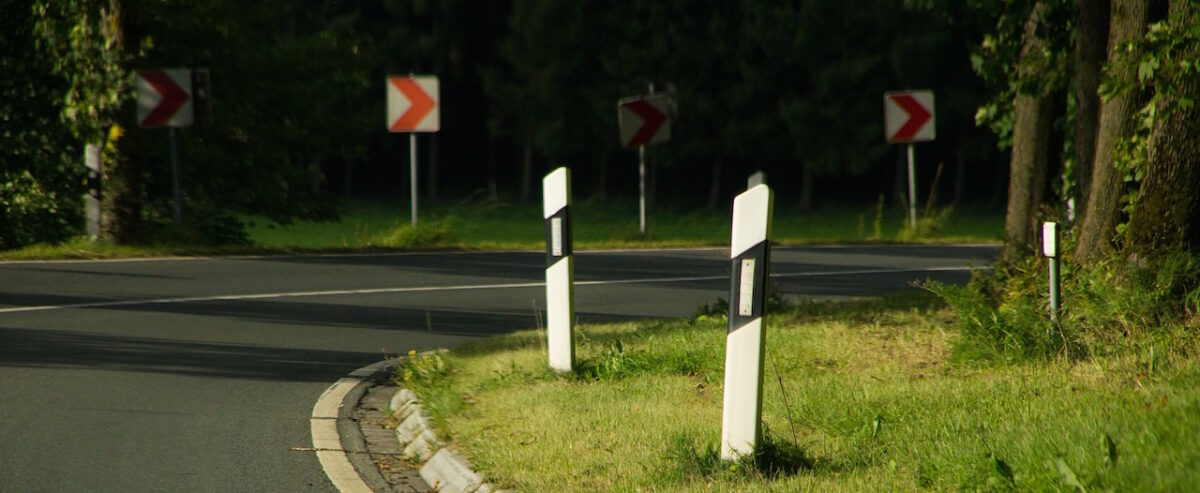 Autofahrer demoliert 25 Straßenleitpfosten