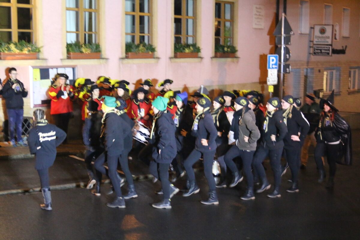 Narren übernehmen das Pressather Rathaus
