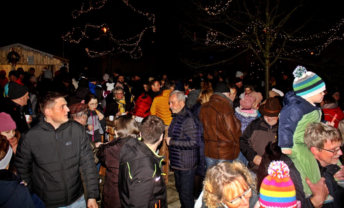 Echtes Weihnachts-Feeling am Schirmitzer Dorfplatz