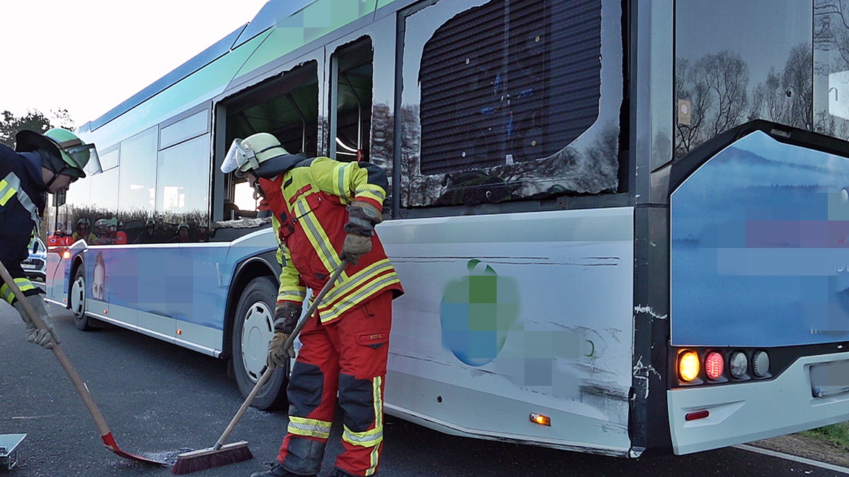 Unfall am frühen Morgen: Schulbus stößt mit Kleintransporter zusammen