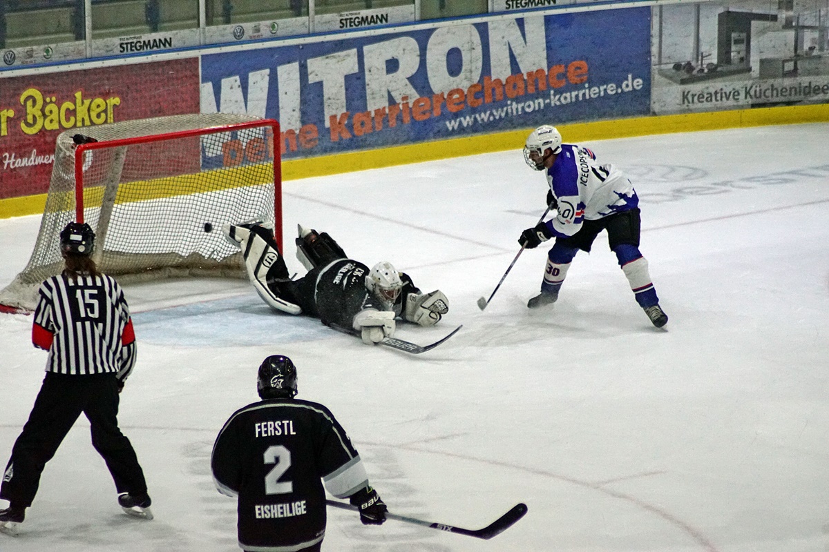 Kein Wunder: Die „Eisheiligen“ gewinnen das  Eishockeyturnier der Ice-Cops Weiden