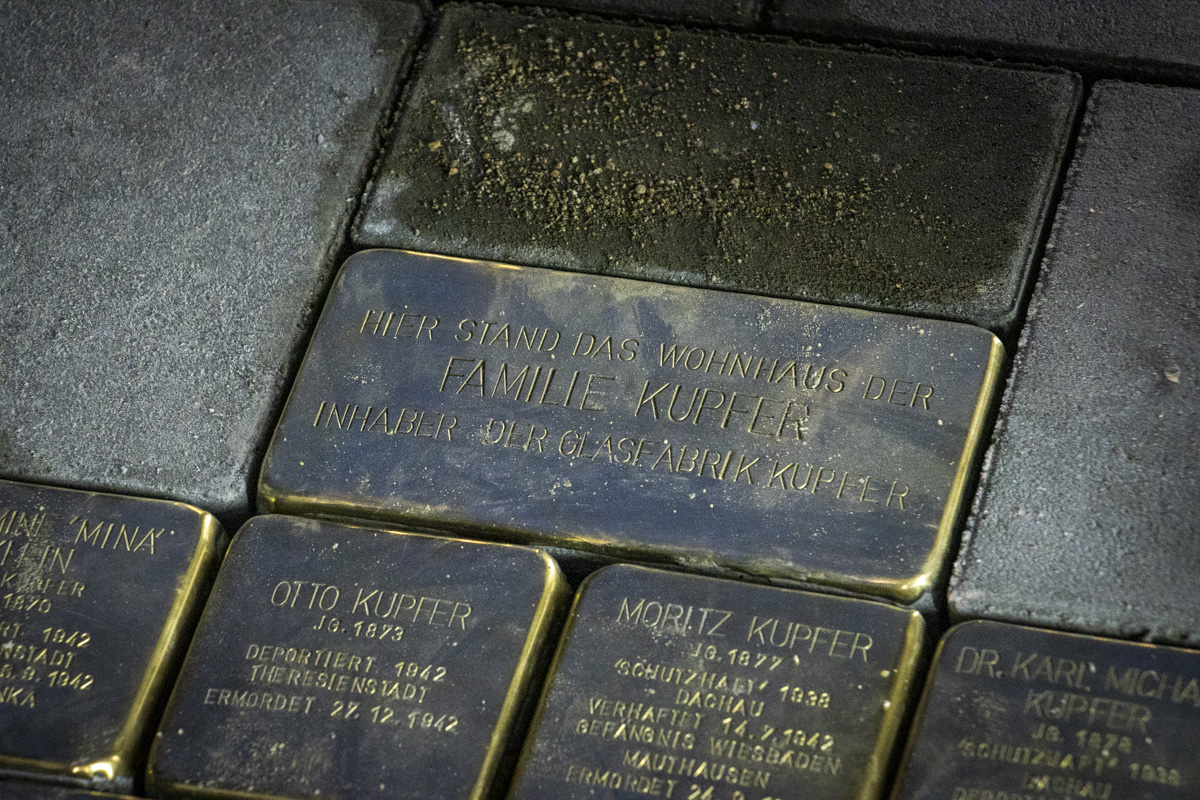 Die ersten Stolpersteine in Weiden für jüdische Familie: „Bückt euch und lest“