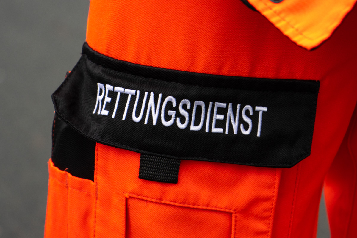 Betriebsunfall in Fleischverarbeitung: Hochdruckreiniger verletzt Mann im Gesicht