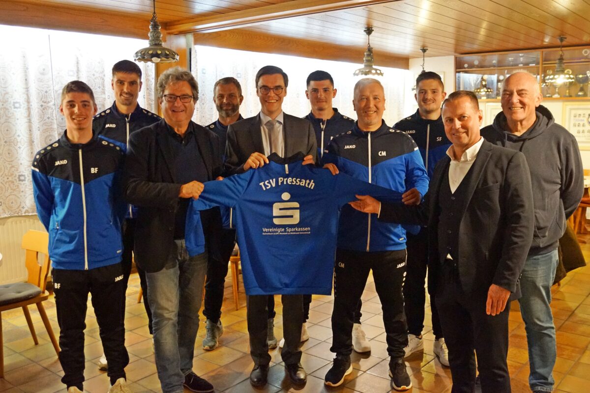 Neue Trainingsanzüge für den TSV Pressath