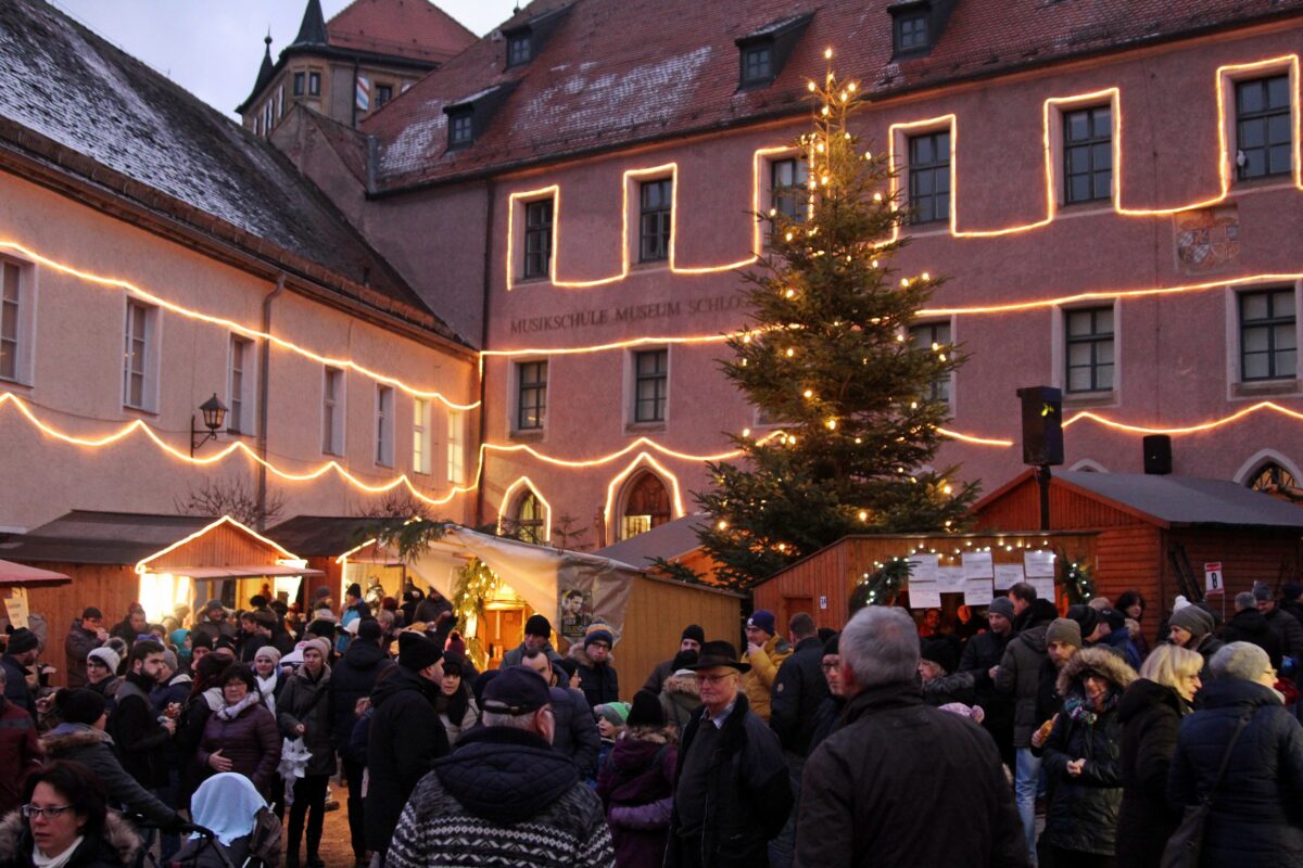 Regionaler Adventszauber im Burghof