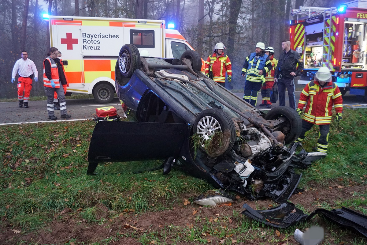Fahrerin klettert nach Überschlag selbst aus ihrem Fiat Punto