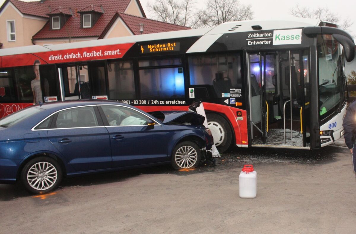 Bus kollidiert mit Auto – zwei Schulkinder verletzt