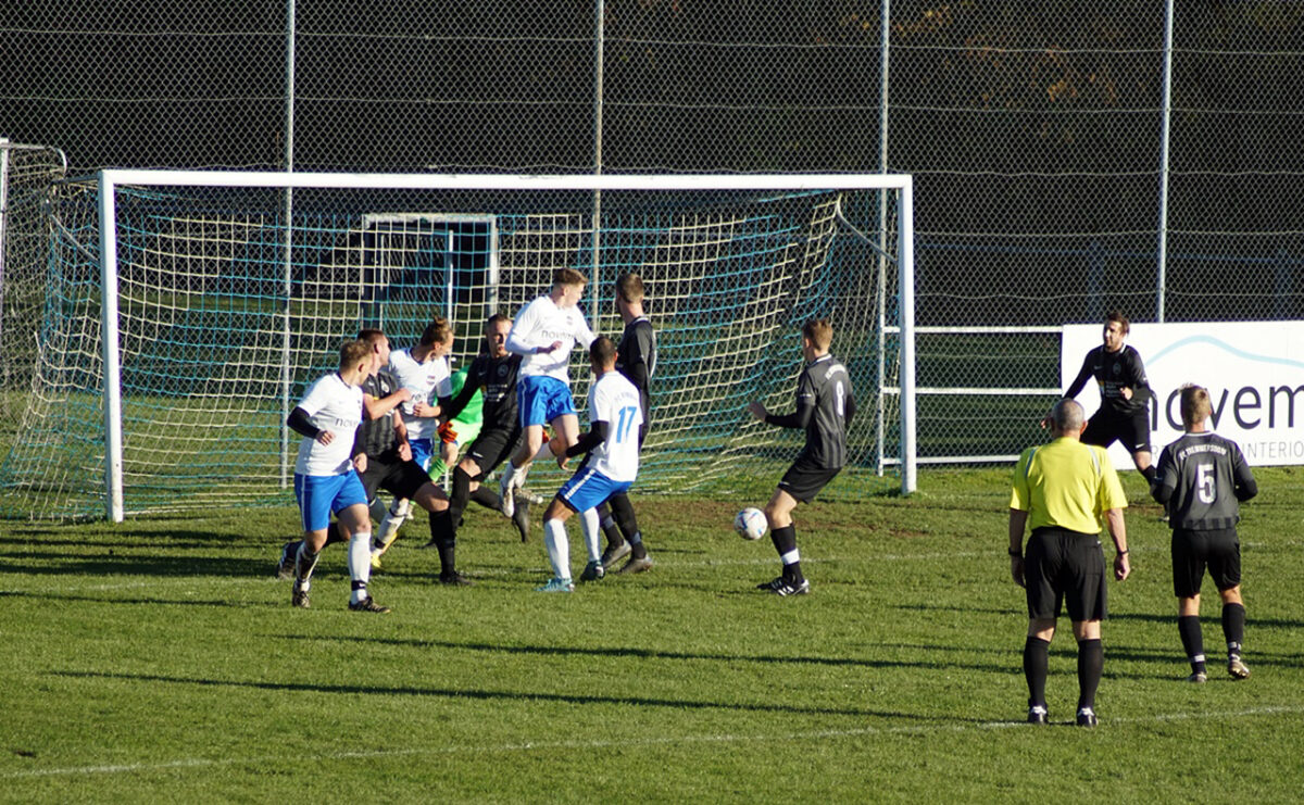 Rassiges Derby vor Rekordkulisse ohne Sieger
