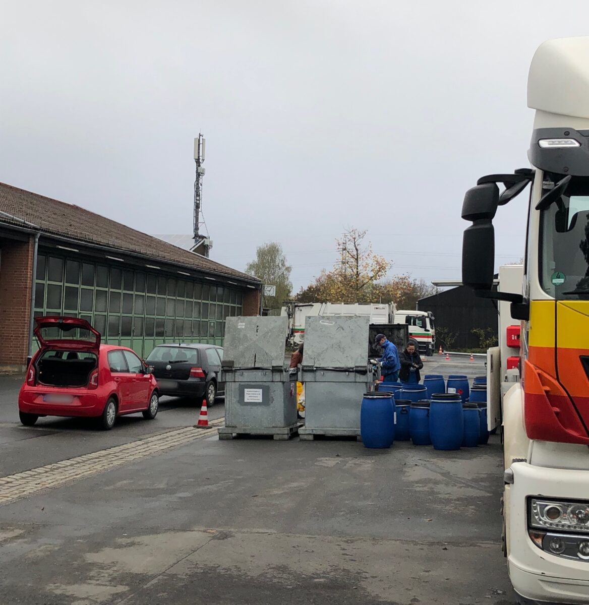 Kistenweise Problemmüll hat sich in Weiden angesammelt