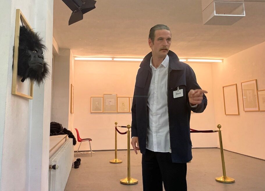 „Nipple Jesus“ im Kunstverein Weiden: Premiere mit Kunst, Gorilla und Dildo