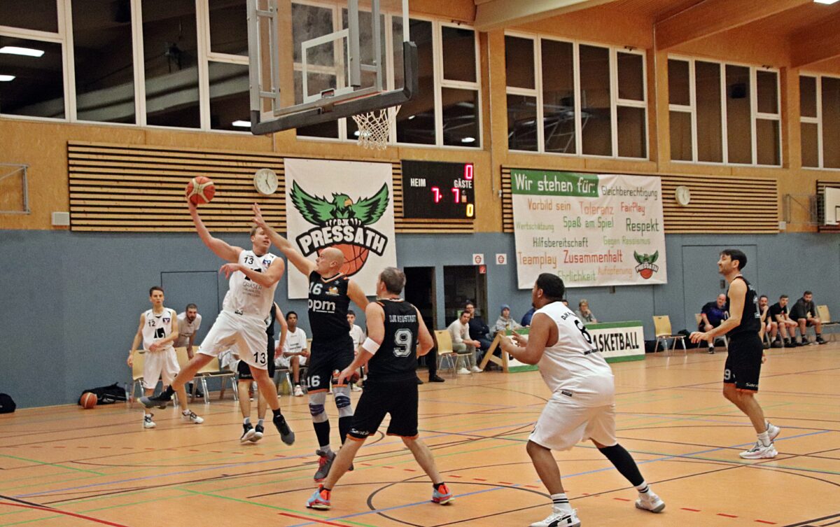 Heißes Basketballderby zwischen dem TB Weiden und der DJK Pressath