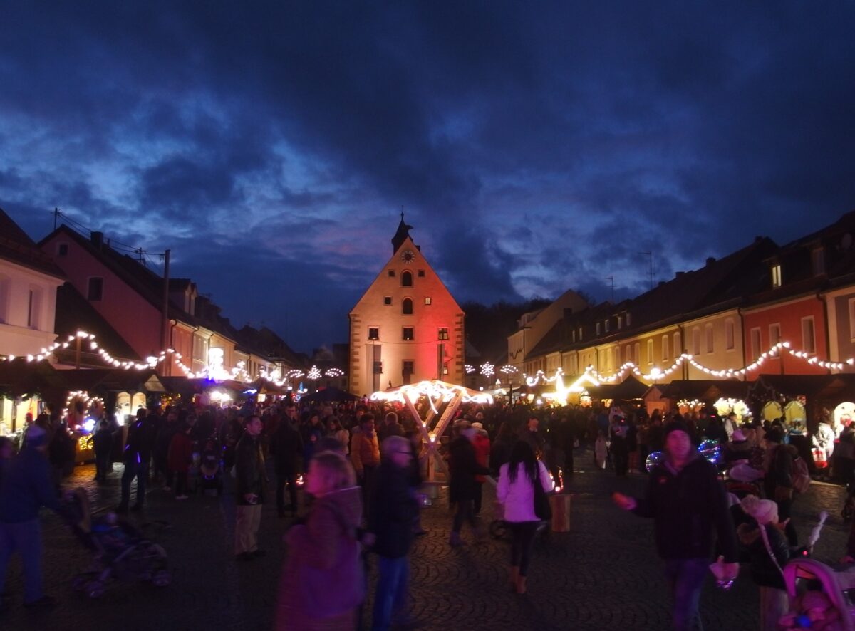 Nikolaus und Santa Claus: Oberpfälzer Adventsmarkt in Grafenwöhr
