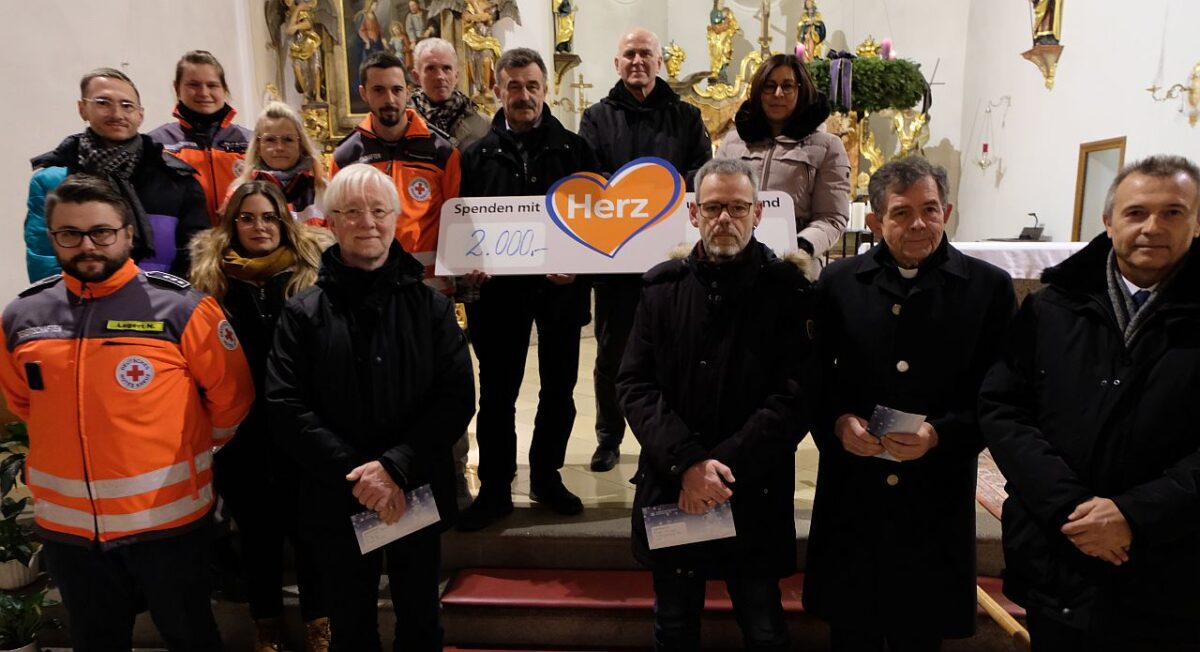 Volksbank spendet für Flosser Vereine und Kirchen
