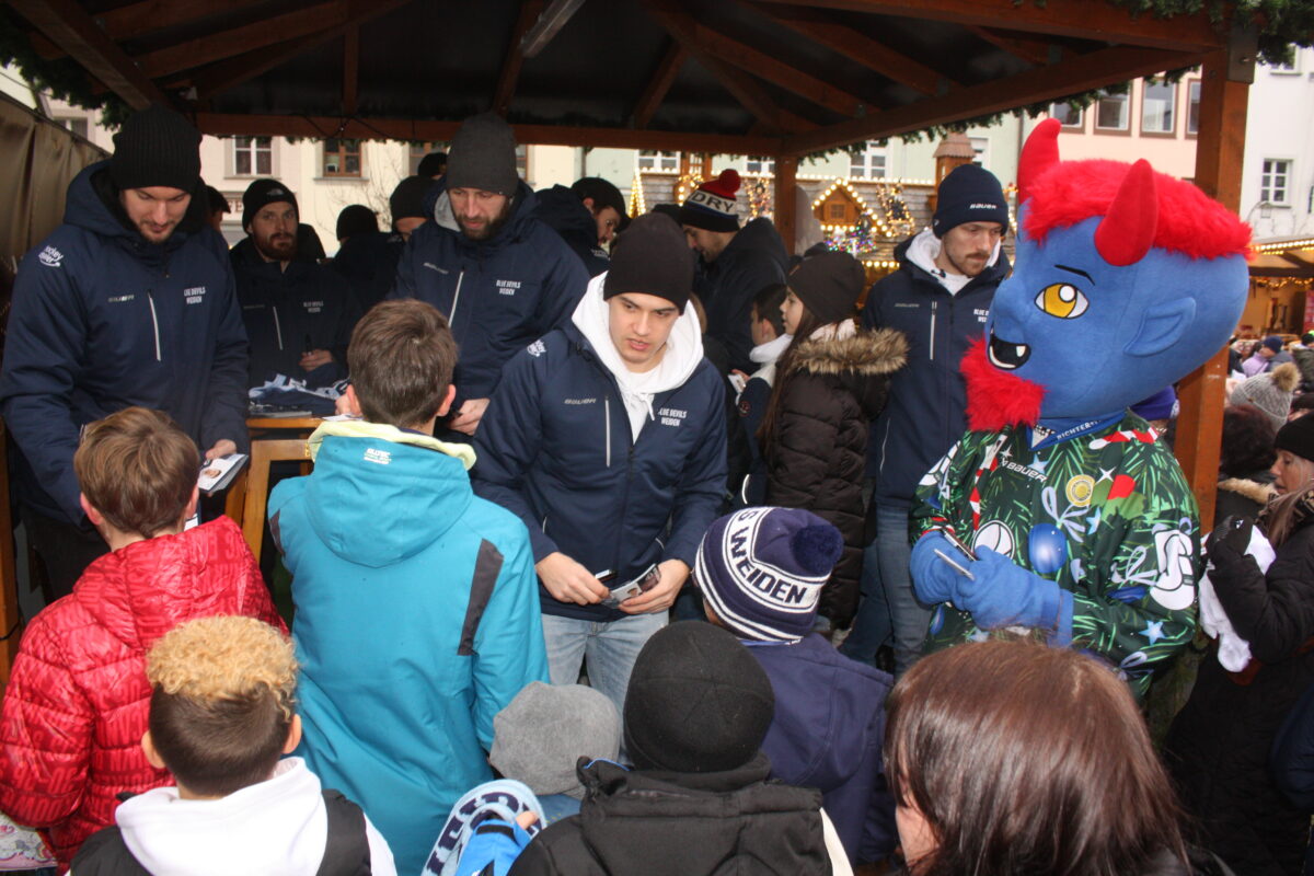 Erste Autogrammstunde der Blue Devils nach der Pandemie