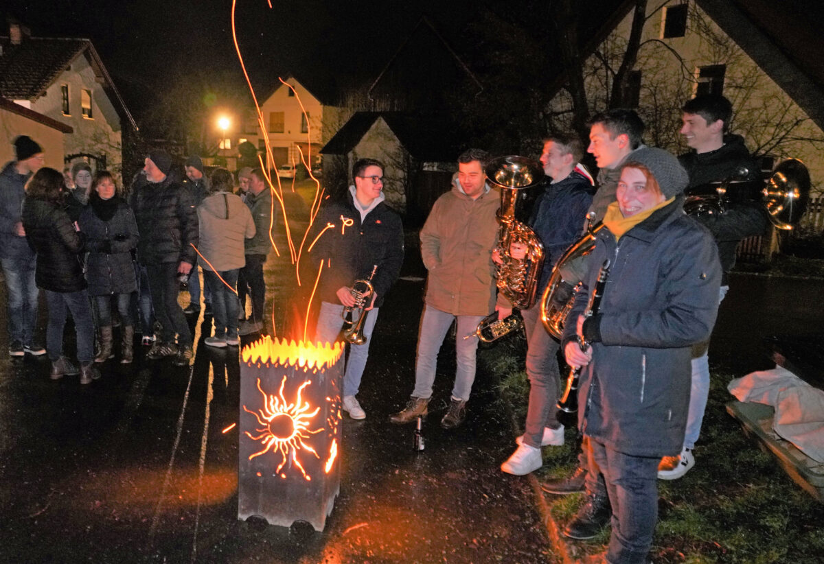 Lennesriether Dorfweihnacht lockte trotz Regen