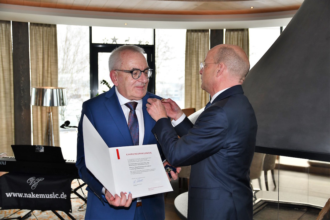 Goldmedaille für den scheidenden Sparkassenchef