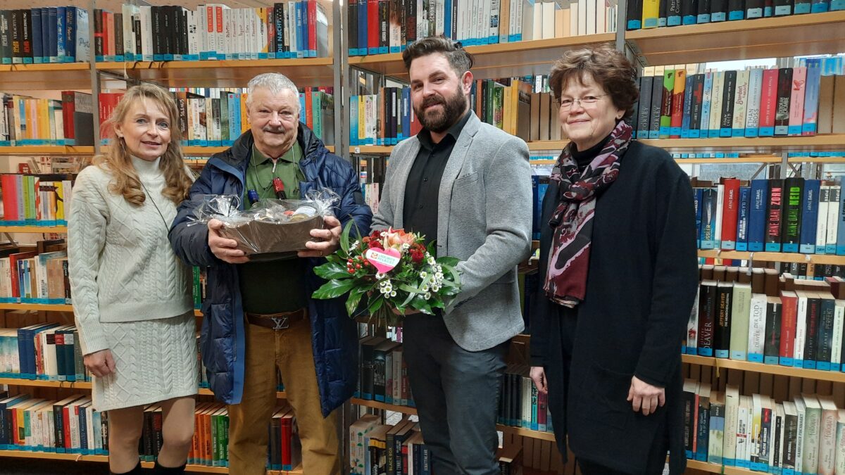 Großzügige Bücherspende für die Stadtbibliothek Neustadt