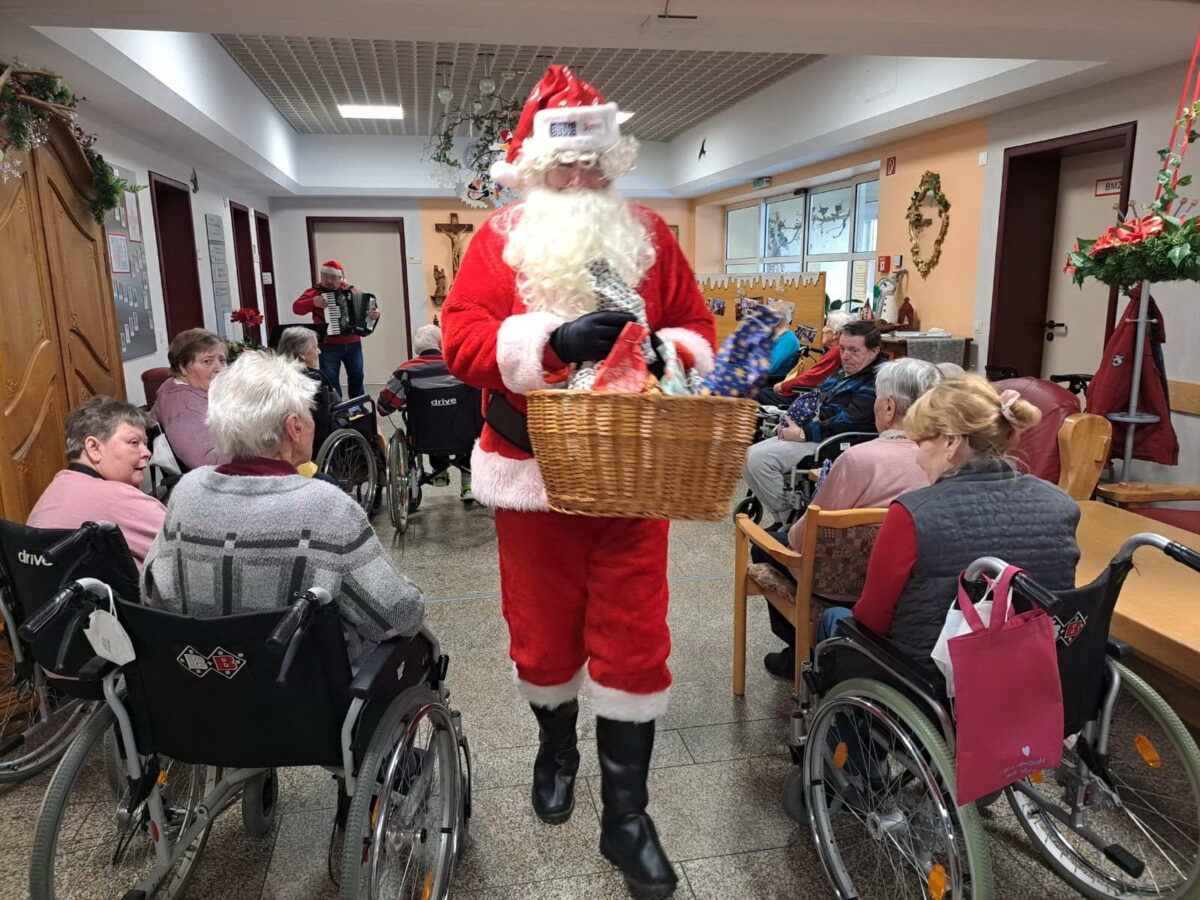 Überraschung: Persönlicher Besuch des Santa Claus im Seniorenheim