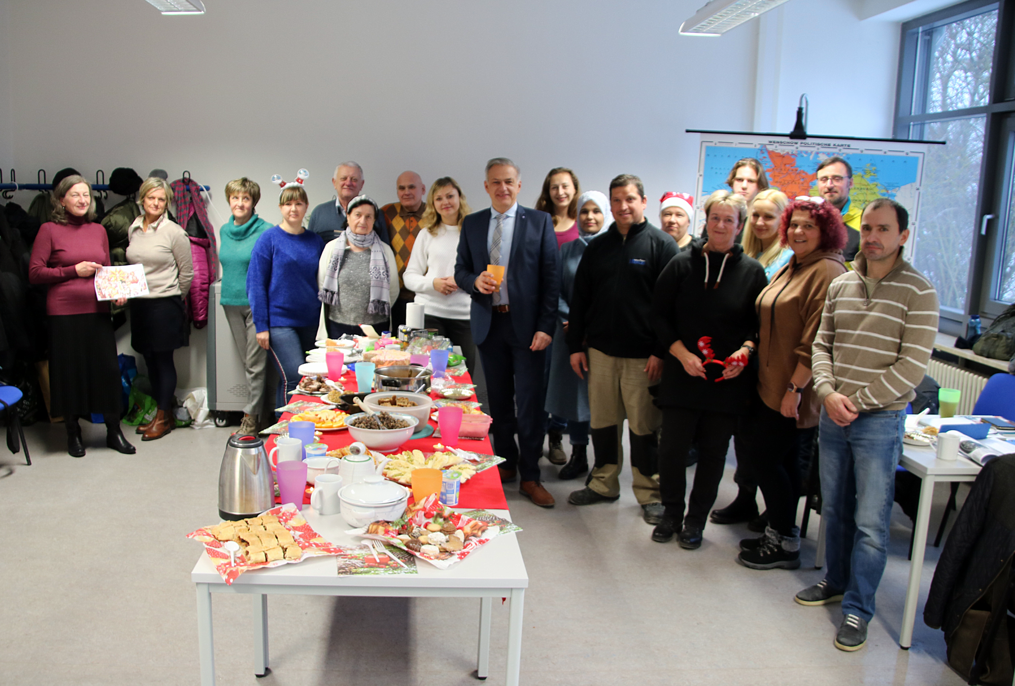 Landrat Grillmeier zu Besuch bei Integrationskursen der Volkshochschule