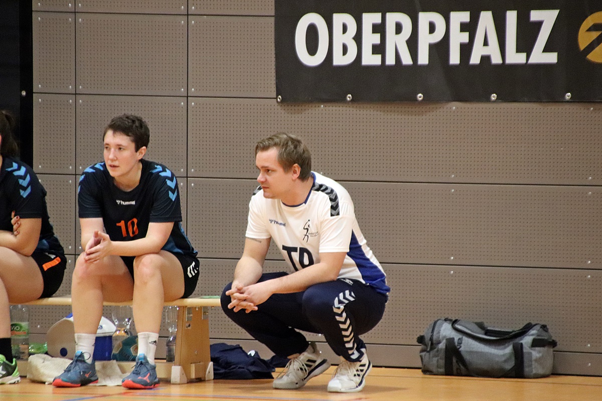 Damen des HC Weiden freuen sich über ein bekanntes Gesicht