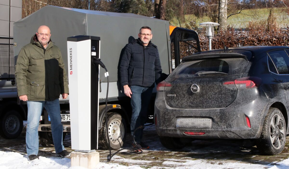 Erste E-Ladesäule am HPZ in Betrieb genommen