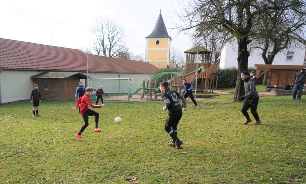 Seit 26 Jahren: Heiligabend – Fußballkick in Lennesrieth