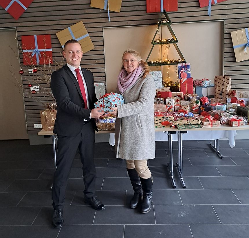 Weihnachtspäckchen-Aktion der HypoVereinsbank erfreut Kinderherzen