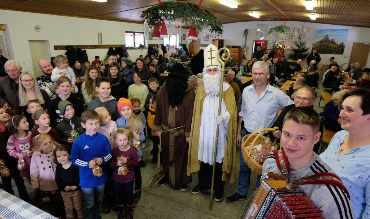 St. Nikolaus verteilt Komplimente an Kleintierzüchter