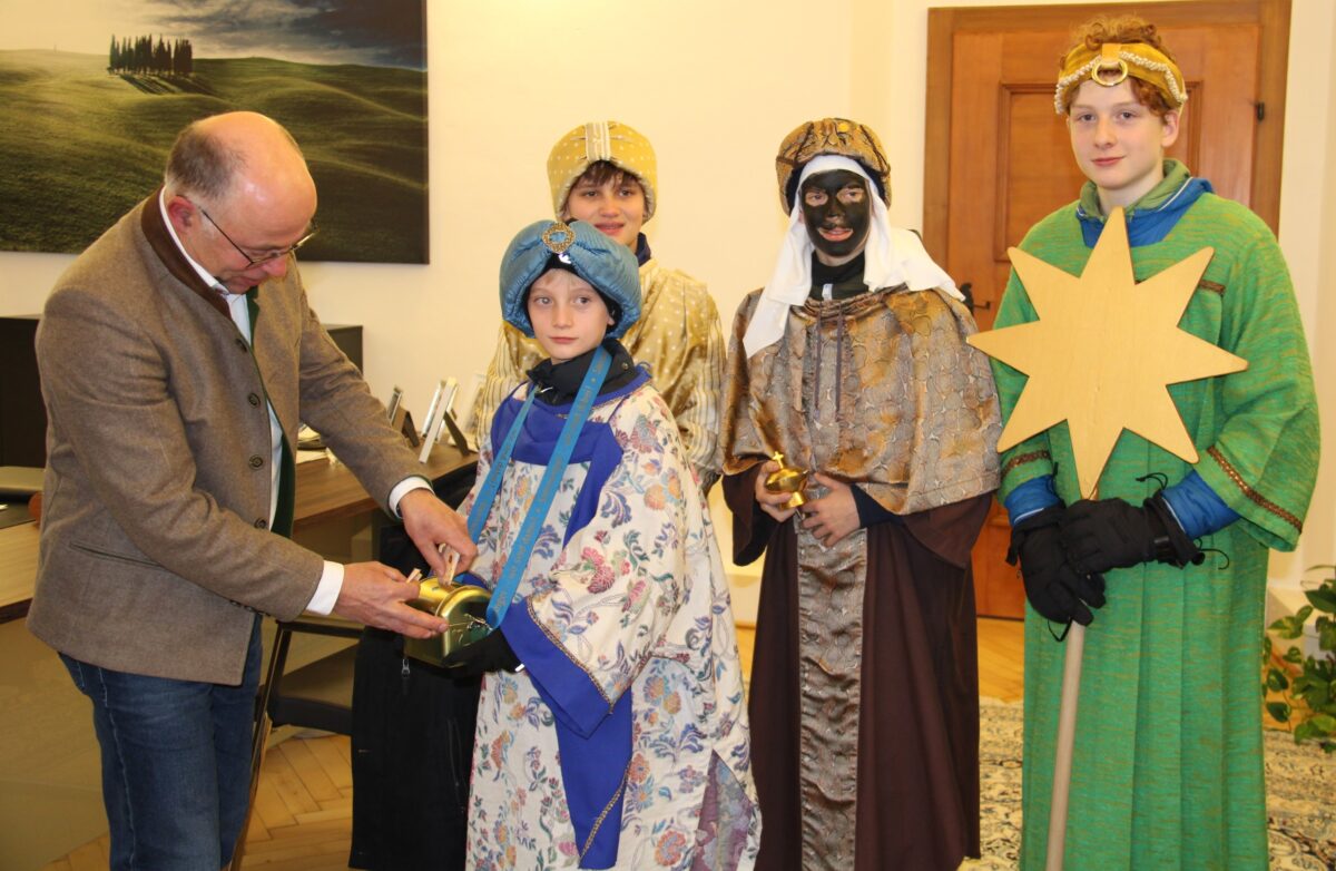 Sternsinger zu Besuch im Landratsamt