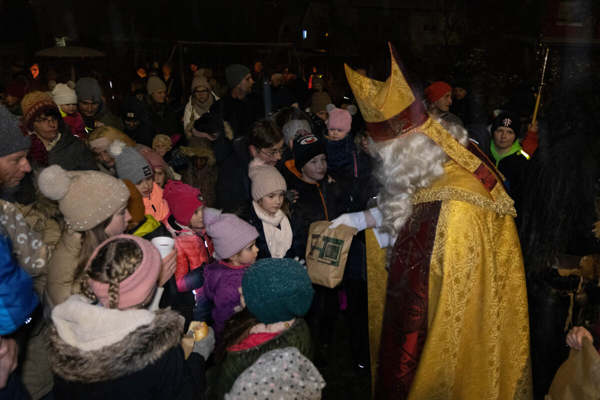 Kinder erwarten den Heiligen Nikolaus am Lauserbühl-Spielplatz