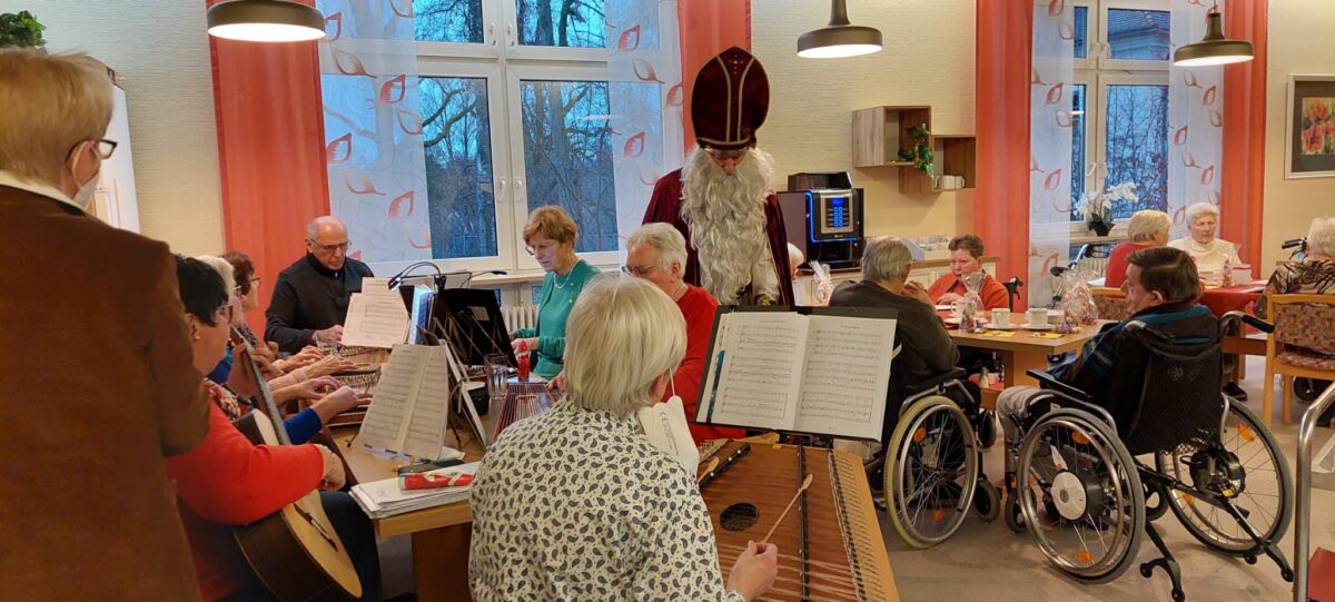 Senioren feiern einen stimmungsvollen Nikolaus-Nachmittag