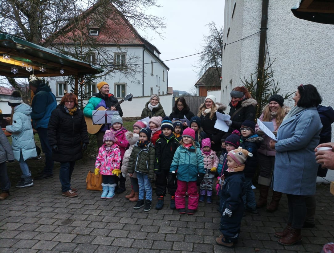 Kleiner Weihnachtsmarkt im Flosser Pfarrhof