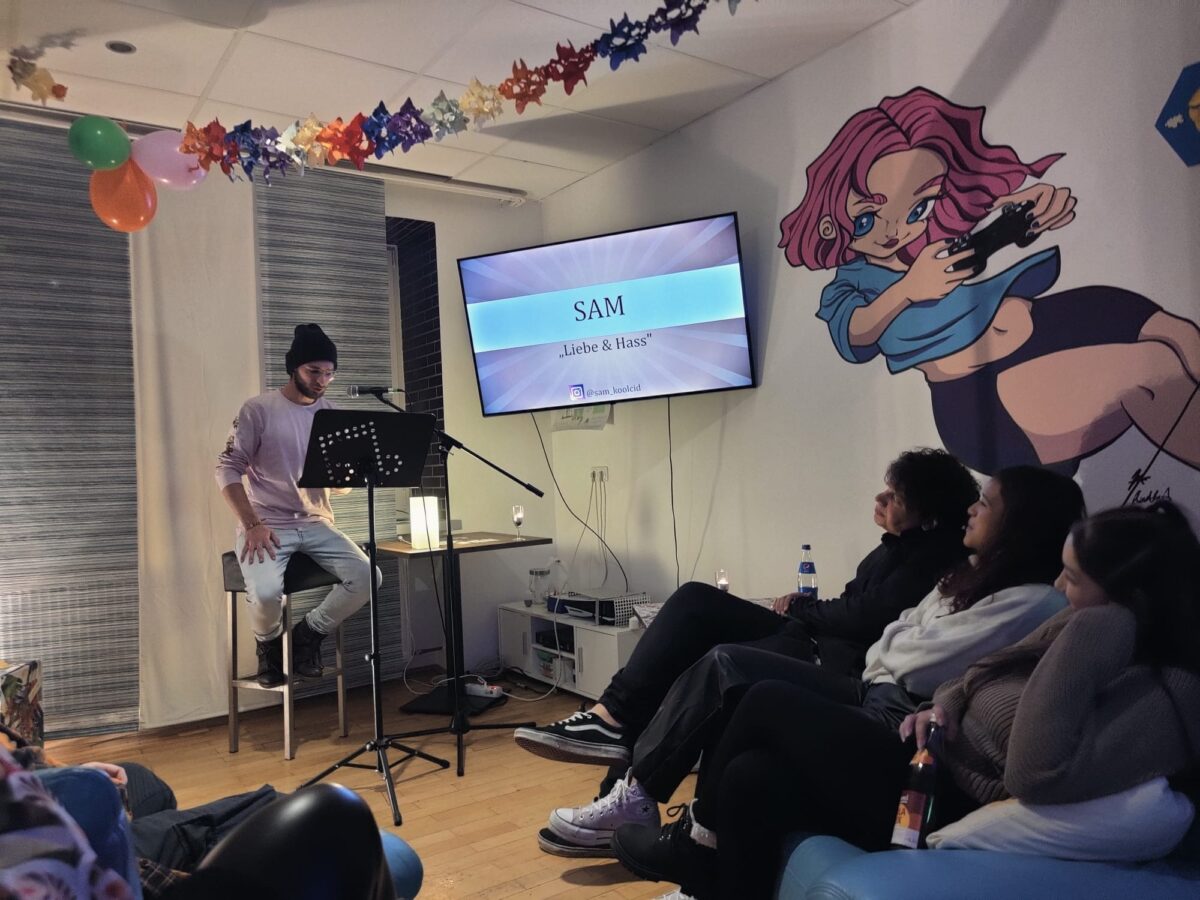 Liebe, Beziehungen und Gesellschaftskritik: Erster Poetry Slam des Jugendtreffs