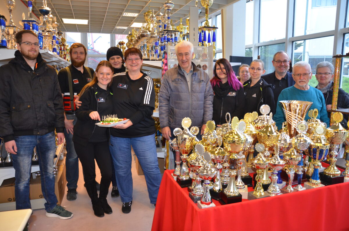 „Einmalige Ausstellung“ – Pokal-Shop eingeweiht