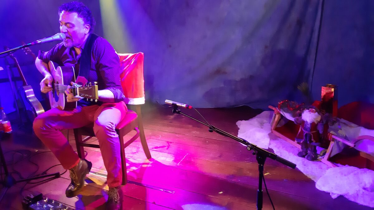 Zauberer mit Gitarre und Stimme – Richie Necker beendet „Live-Stage“-Saison