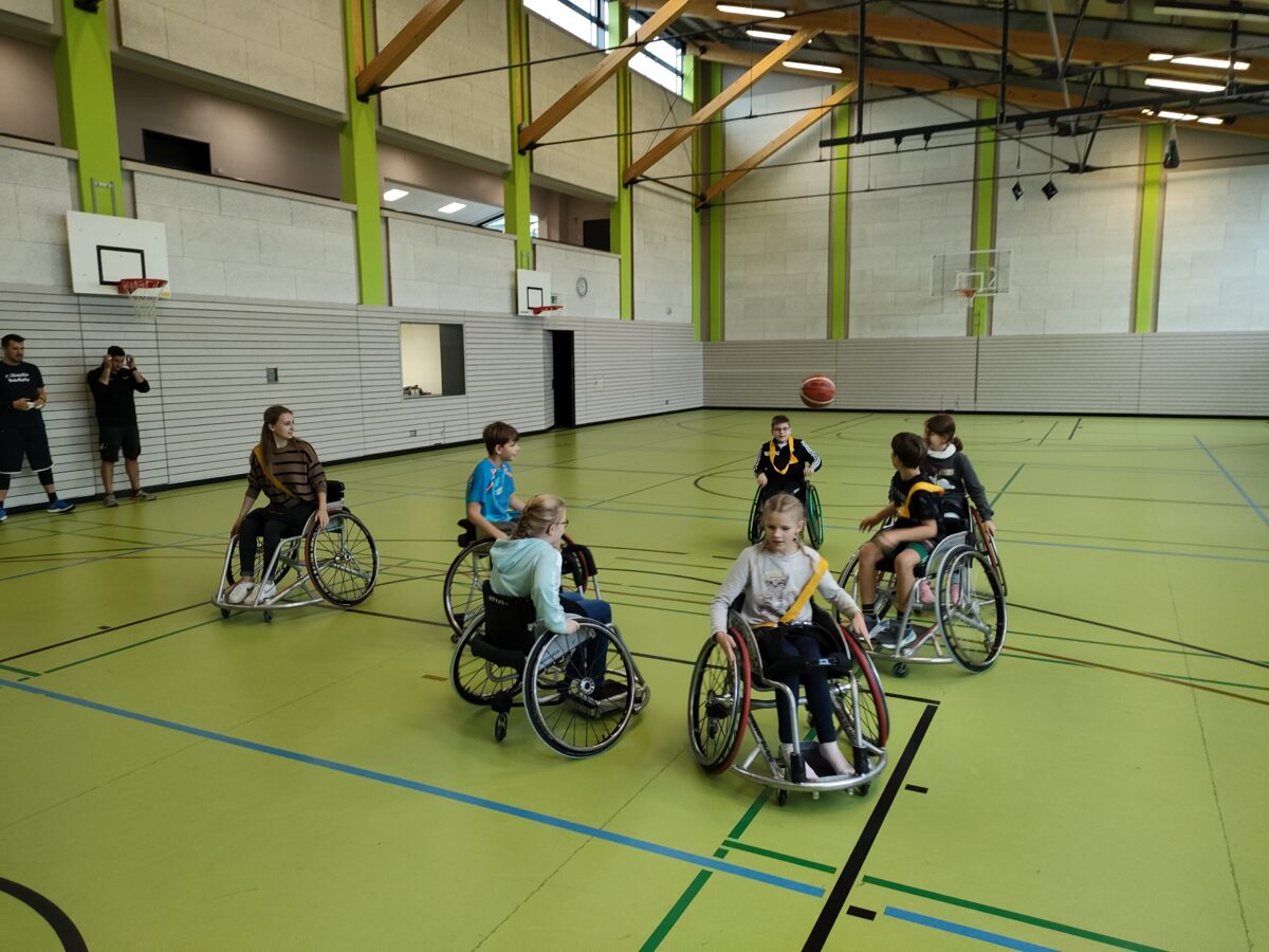 Rollstuhlbasketballer zu Gast in der Lobkowitz-Realschule