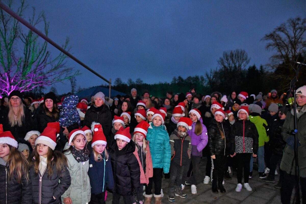 Glückliche Kinderaugen bei der Weihnachtsfeier der SpVgg SV Weiden