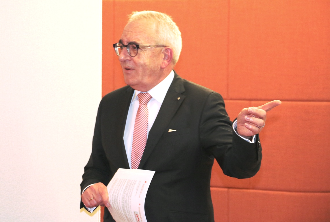 Sparkassen-Direktor Ludwig Zitzmann reicht die „Krone der Kaufleute“ weiter