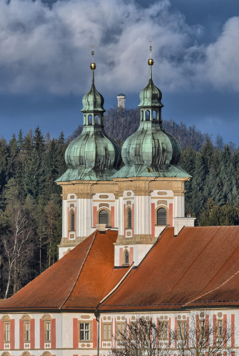 Außergewöhnliches Foto: Kulmhäusl steht zwischen den Klostertürmen