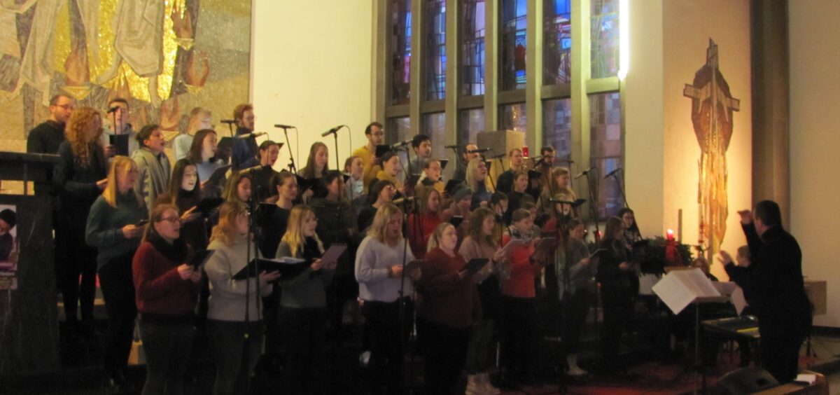Standing Ovations: Teeniechor singt in voller Kirche